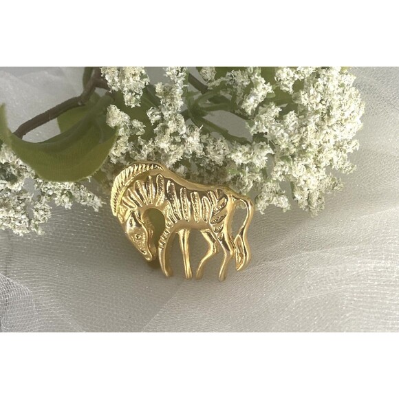 Vintage Gold Plated Base Metal Figural Carved Striped Zebra Brooch Pin EUC - Picture 4 of 8